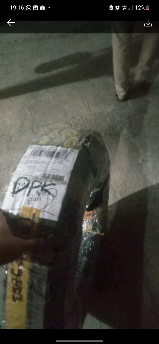 Johanes_JP's tweet photo. @JNECare Kak, gampang sekali kakak info langsung ajukan klaim. Saya ini minta dikonfirmasi dan di cek ulang terkait ada ban yang belum diterima pembeli (total barang 2 koli, yang belum diterima 1 koli), di resi ban tertulis 1 dari 2, yang diterima hanya 1 koli, gimana sih main refund aja! https://t.co/oNIrF7WPSQ