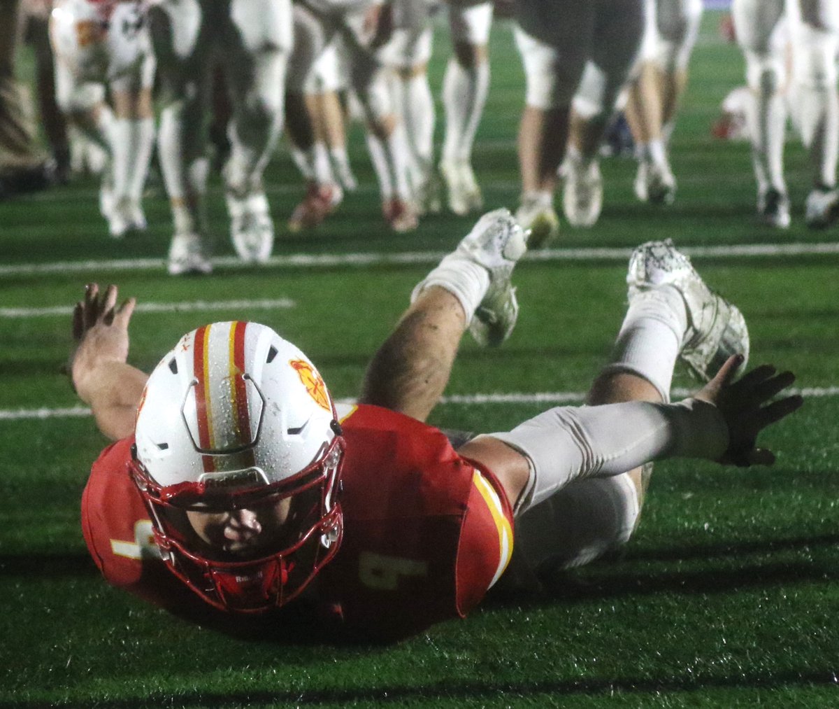 FINAL: No. 7 <a href="/KuemperFootball/">KuemperFootball</a> 28, Southeast Valley 0.

The Knights (6-2, 5-0 in district) honored its decorated senior class before handling the Jaguars (5-3, 2-3 in district) in a Class 2A, District 8 tilt on a wet Friday evening at Carroll Athletic Field.

#iahsfb