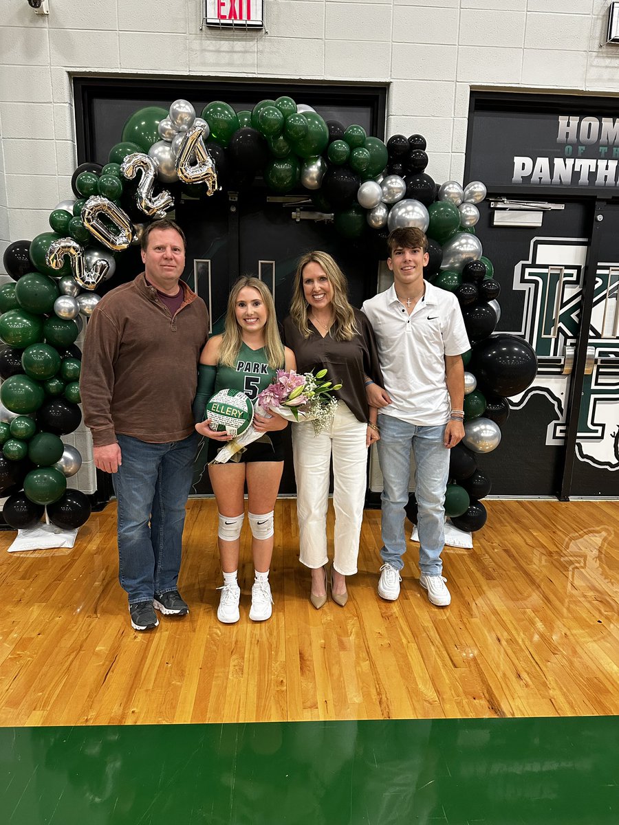 KPVolleyball1's tweet photo. Senior Night💚🖤 https://t.co/7C4A9fliWY
