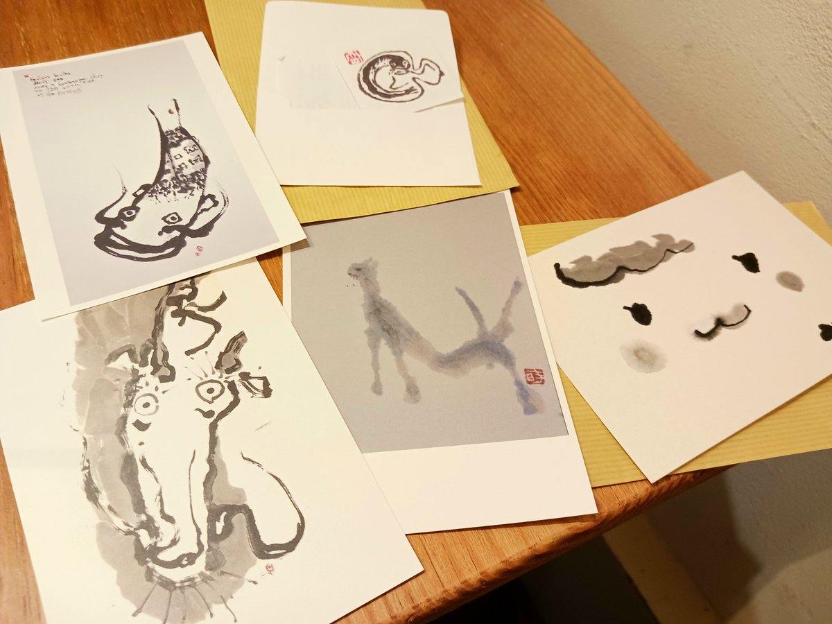 #あいそめ市 お父イチオシ
ジムさんの墨絵体験
なんと 100円！！
いい感じに墨のにじむポストカードに自分の好きなものが描けます。

↓ 左４点がジムさんの作品(ポストカード・タトゥーシール)右お父体験成果　Ｋ川みぃ「お父！みぃはもっとかおやせてるでしょ！」