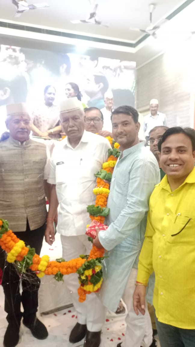imrand123's tweet photo. आम आदमी पार्टी के राष्ट्रीय नेता दिल्ली विधानसभा अध्यक्ष आदरणीय @RamNiwasGoelAap  जी का गोकुल अतिथि भवन में @AAP4Gorakhpur गोरखपुर की तरफ से भव्य स्वागत किया गया है! https://t.co/TBrvc08d18