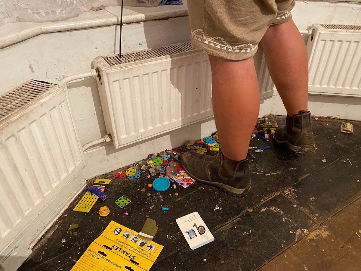 Keystones_io's tweet image. After running various tests on the central heating system we noticed a humid stench building in a room we had previously stripped and deodorized, it seems a little person had been posting meals and toys behind the radiators for quite a while 🤮 #Renovation #Keystones #Propertypro