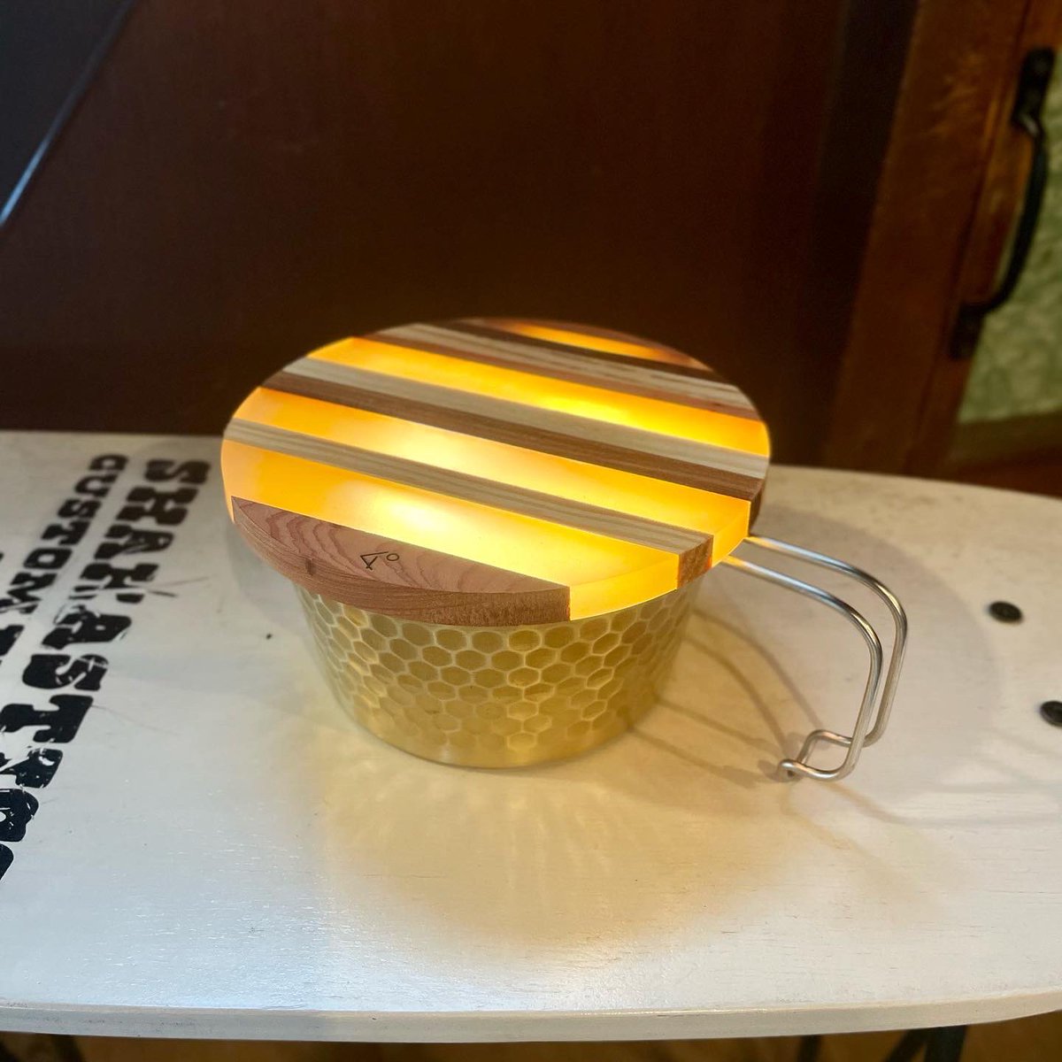 tateisukanna_'s tweet photo. AENDのシェラカップに
KI-noのシェラカップトップ

ゴールゼロ入れれば
サイコーで最強な
間接照明の出来上がり

真鍮だとなんとなく
暖色っぽくなるみたい

なんとなくね

#タテイスカンナ #ki_no #キャンプ #アウトドア #wtstripesierracuptop #aend #sierracup #brass #真鍮 #川島 https://t.co/pEgF5miHJI