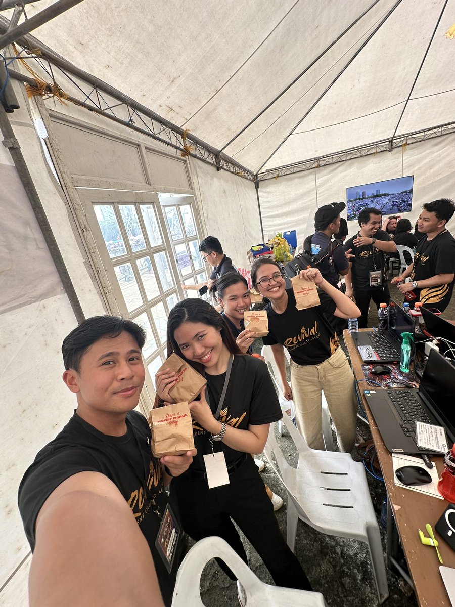 martinceralde's tweet photo. Thank you @senatorjoelv for the doughnuts!! 🍩  #JIL45 #IgniteRevival https://t.co/3d18r8OZ3A
