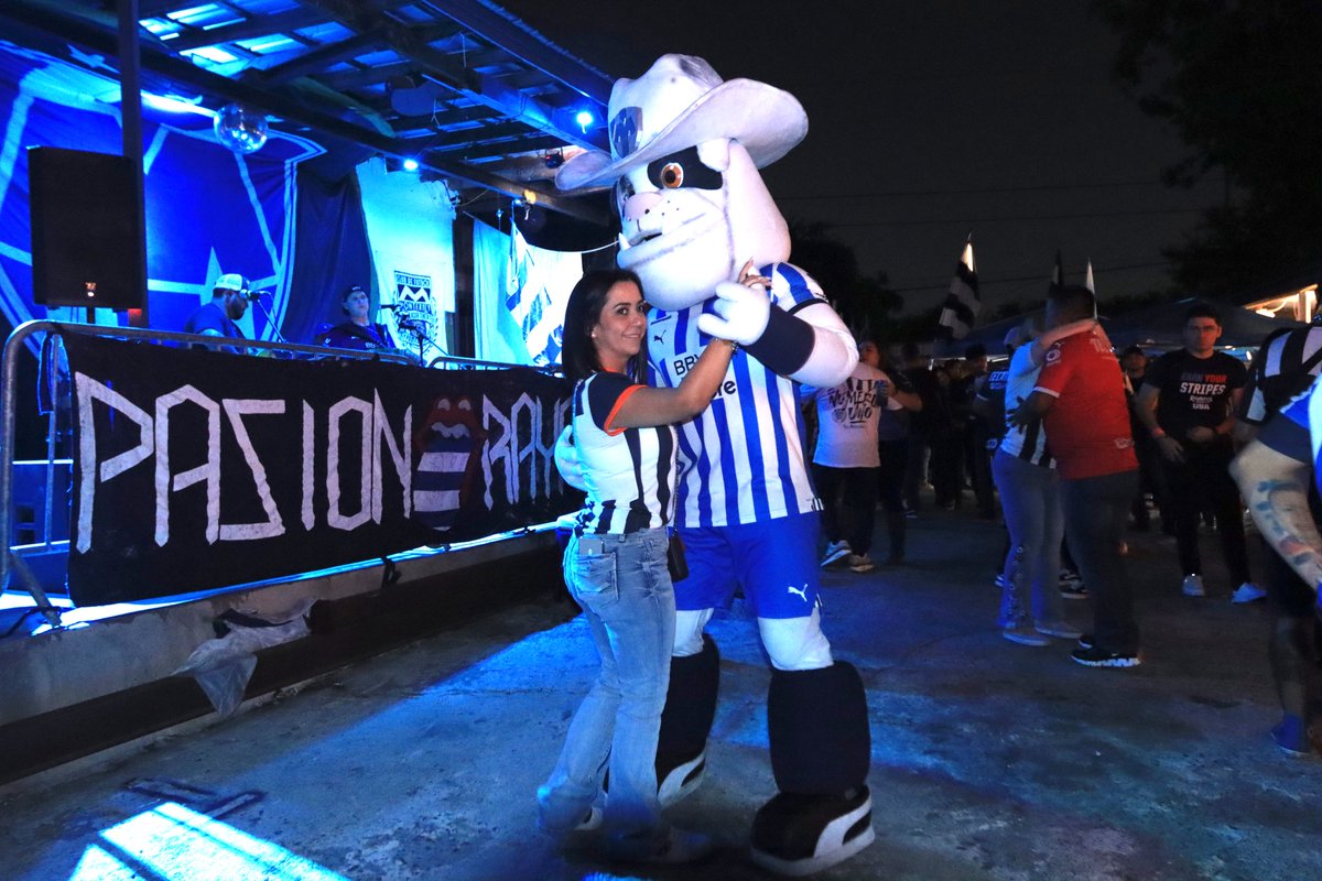 Rayados's tweet photo. ¡Se vivió un ambientazo en el #RayadosFest en Houston!Ⓜ️ ¡Se pintó de Azul y Blanco la ciudad!💙🤍
¡Gracias, #RayadosTexanos!🤠¡Mañana nos vemos en el estadio!🏟️💪🏼 https://t.co/bUyx7poBUc