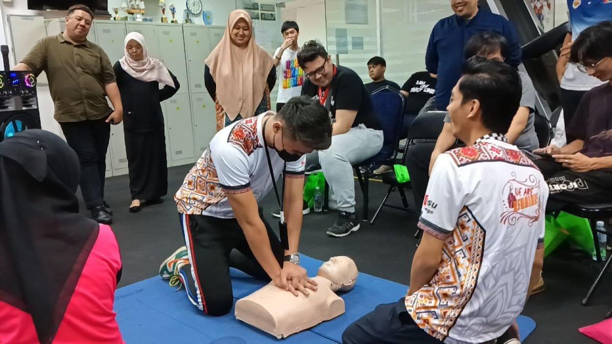 MSUCSabah's tweet photo. 👱🏻♂️Gen Y Open Day👱🏻♀️
Pelajar #msucollegesabah telah menyertai program CPR dan penggunaan peralatan asas Gym yang betul anjuran Kementerian Belia Dan Sukan Sabah (KBSS).
#KBSS
#HSN2023
#msucollegesabah
#BeHealthy,BeActive https://t.co/SfXbmO04Mg