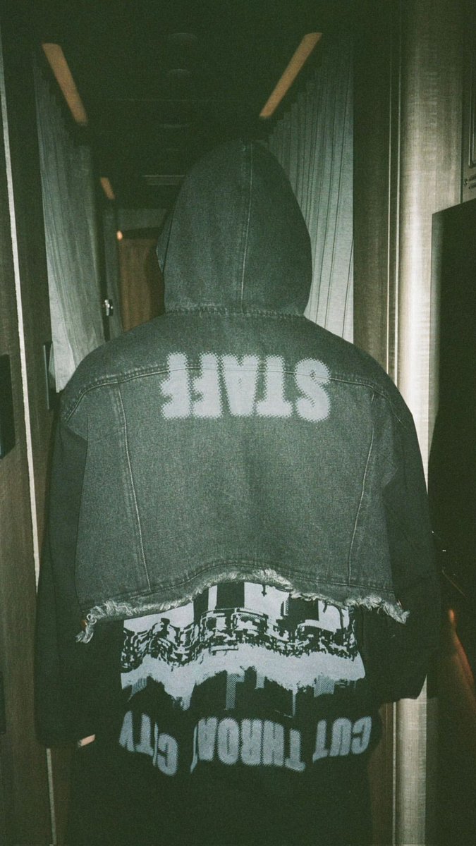 yungxirst's tweet photo. STAFF STAFF STAFF STAFF https://t.co/aYfLn0EIul