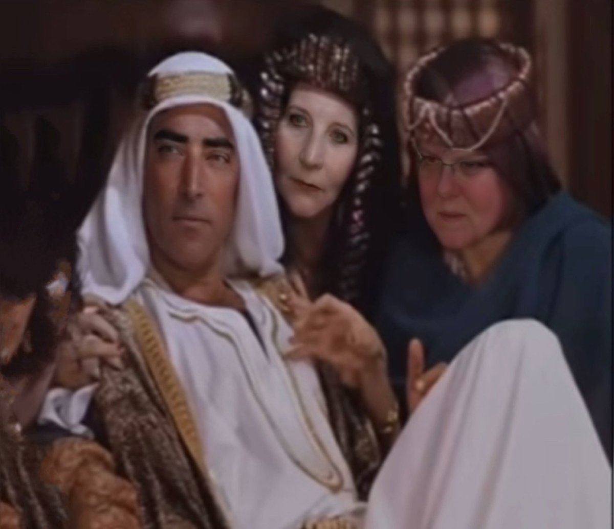 Wonderful video darlin’ A palace full of fabulous riches and splendors. A Sultan’s delight.
All that’s missing is the harem, perhaps we can be of some service…😉
