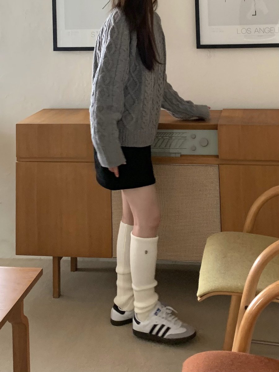 로리 스웨터 그레이 컬러도 예쁘다고 내가 말했던가
스웨이드 미니sk에 아디다스 삼바나 가젤 조합으로 딱 지금 입기 좋아요🙂