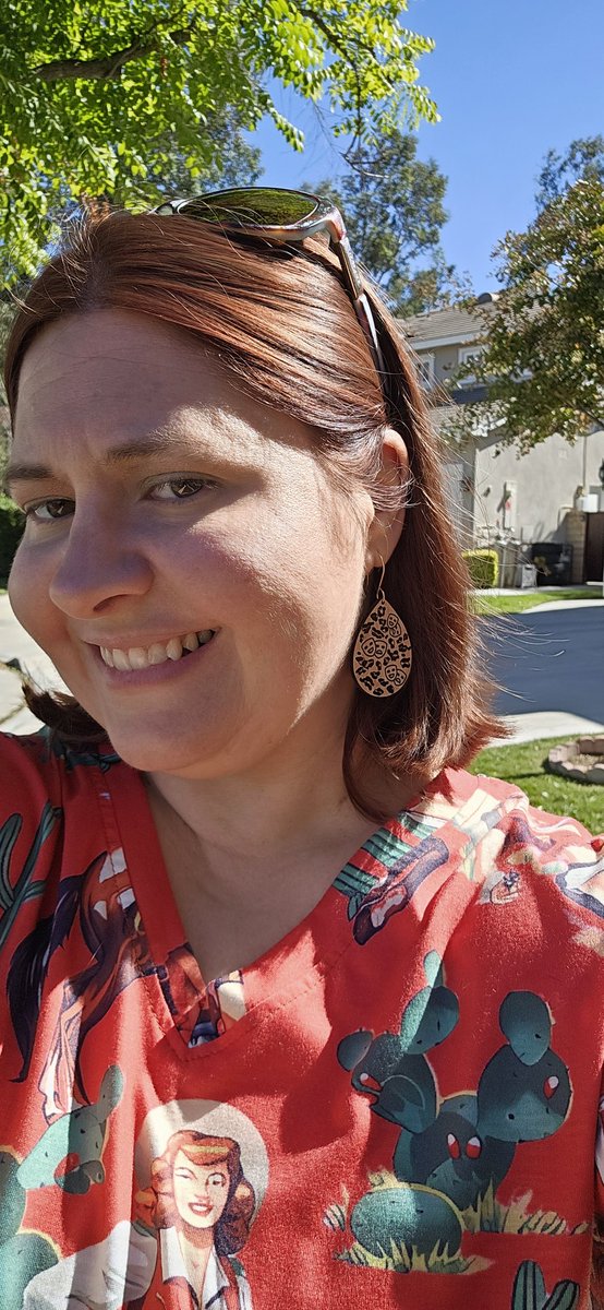 My friend @Lovesmytwoboys makes amazing earrings and she'll even customize to your favorite past time. Look at the theater earrings she made since Spencer is an actor! jlprintdesigns.myshopify.com/collections/fo…