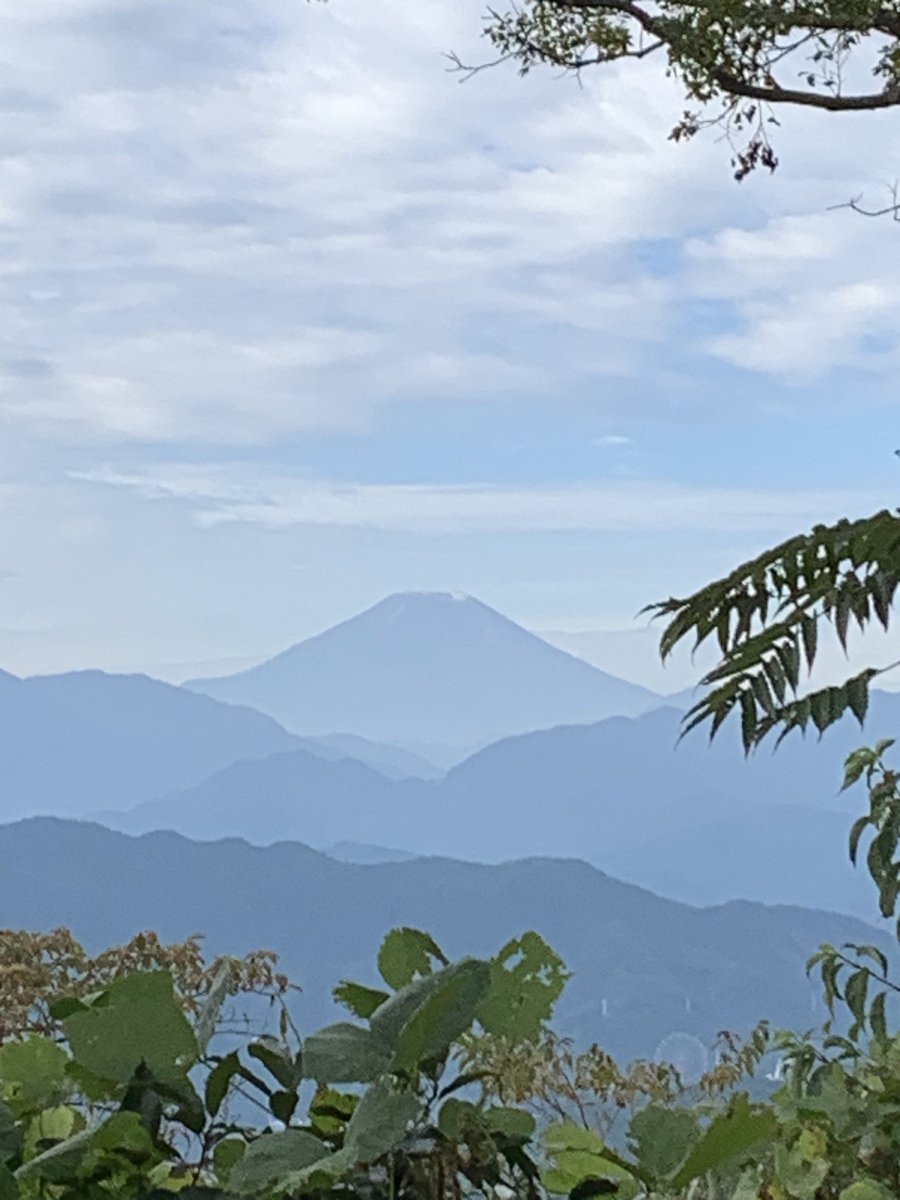 NaoyaAkai's tweet photo. 体育の日も終わっていつの間にか10月も中旬🍂　食欲の秋、スポーツの秋、読書の秋、物思いの秋、メランコリーな秋・•• いろいろあるけど今の僕には歩数稼ぎの秋🏃‍♂️ 荻窪まで帰ったら15,000歩くらいいってるかなぁ🧮　富士山も見えて爽やかな高尾山でしたー💕

#高尾山
#富士山
#爽やかな秋 https://t.co/IZH46lqin9