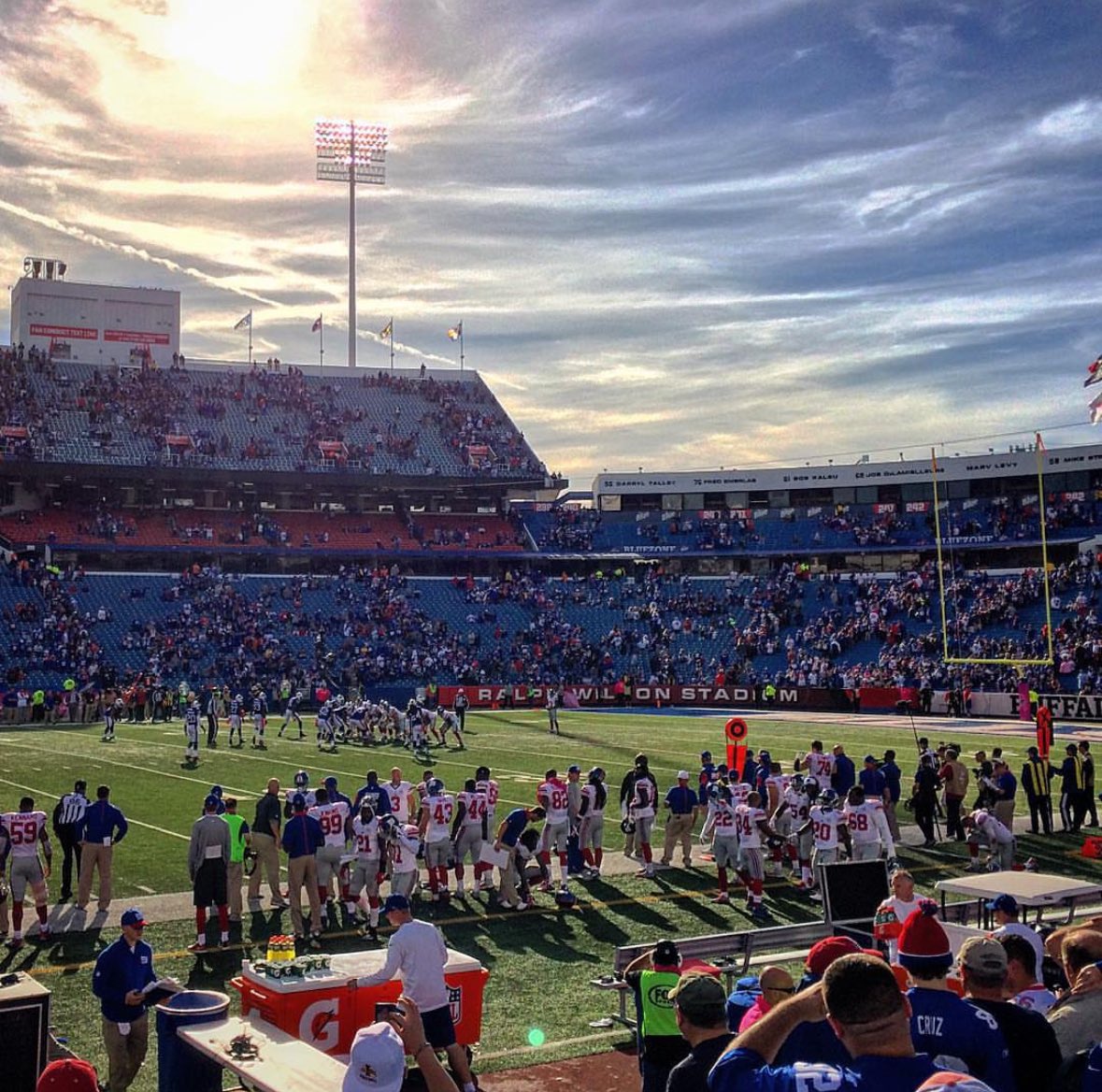 jonbrown55's tweet photo. @BigBlueVCR @EliManning @PhilSimmsQB Great game and a great time in Buffalo. Got a shot of the kneel down https://t.co/RDX5fi7fJ3