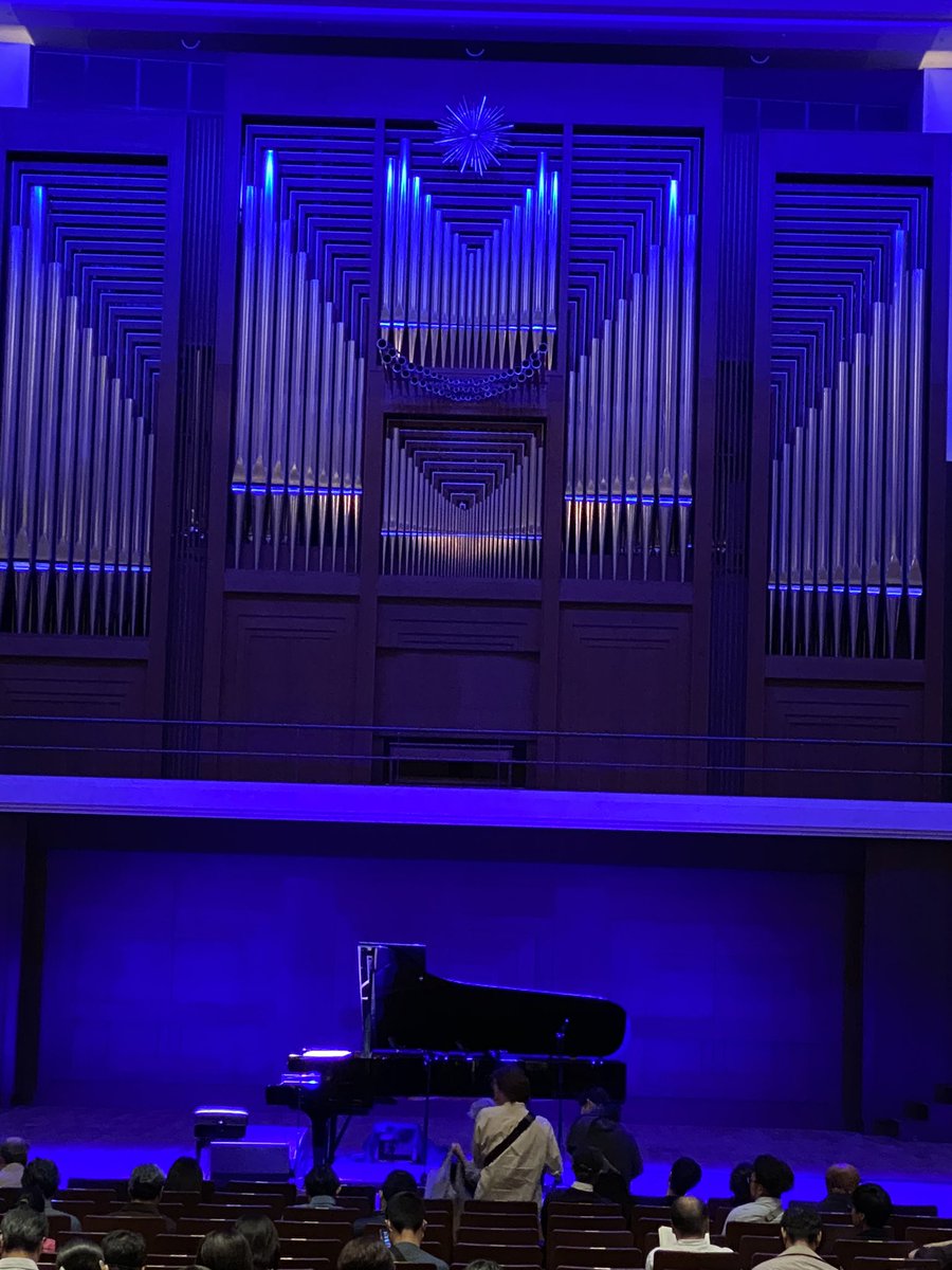 takemas13928201's tweet photo. 2023.10.13
#BlueNoteTokyo35th presents In Concert at Sumida Triphony Hall
#ブルーノート東京 の35周年記念のコンサートが #墨田トリフォニーホール で行われた。
#大西順子 さんは貴重なソロ・ピアノで登場。前衛的な要素も含む、全体で大きな物語を描いているような挑戦的な演奏を披露。
(1/3) https://t.co/Hmf0JnntYI