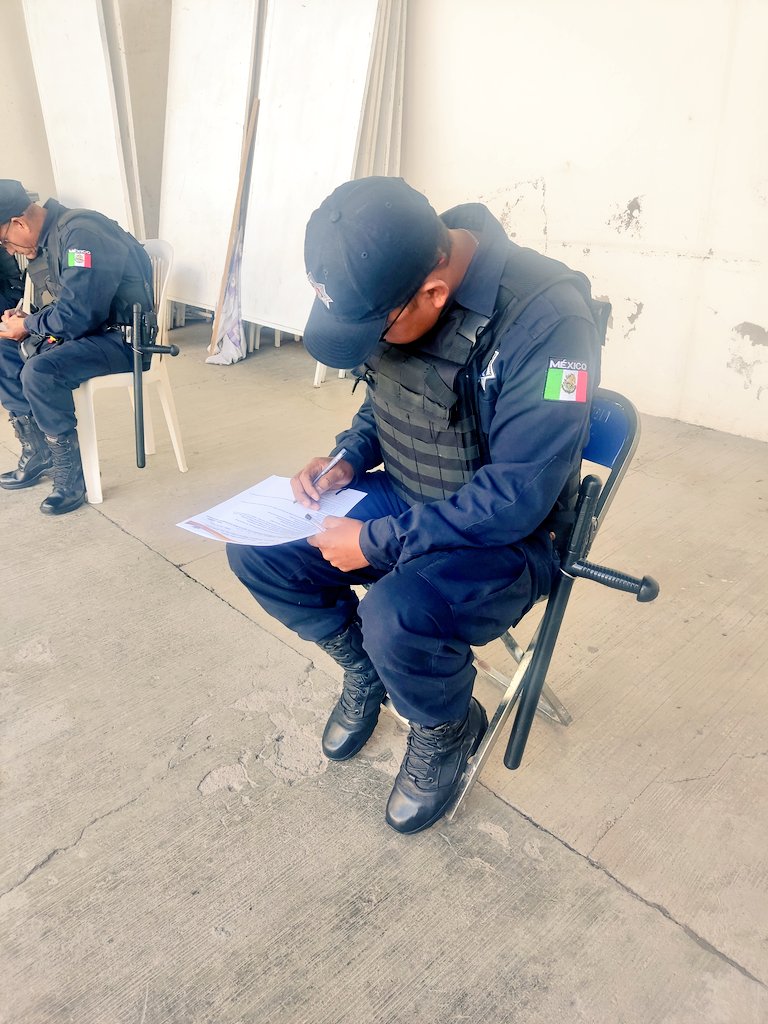 PMMiahuatlanOax's tweet photo. Se realizó examen de selección para el asenso inmediato superior para Policía 3/o Municipal para elegir a los mejores Policías que puedan guiar y conducir al personal operativo.
@DiscipuloMD 
@KarinaBaronO 
@PrevenDDMiahua https://t.co/BVzCl1o5jI