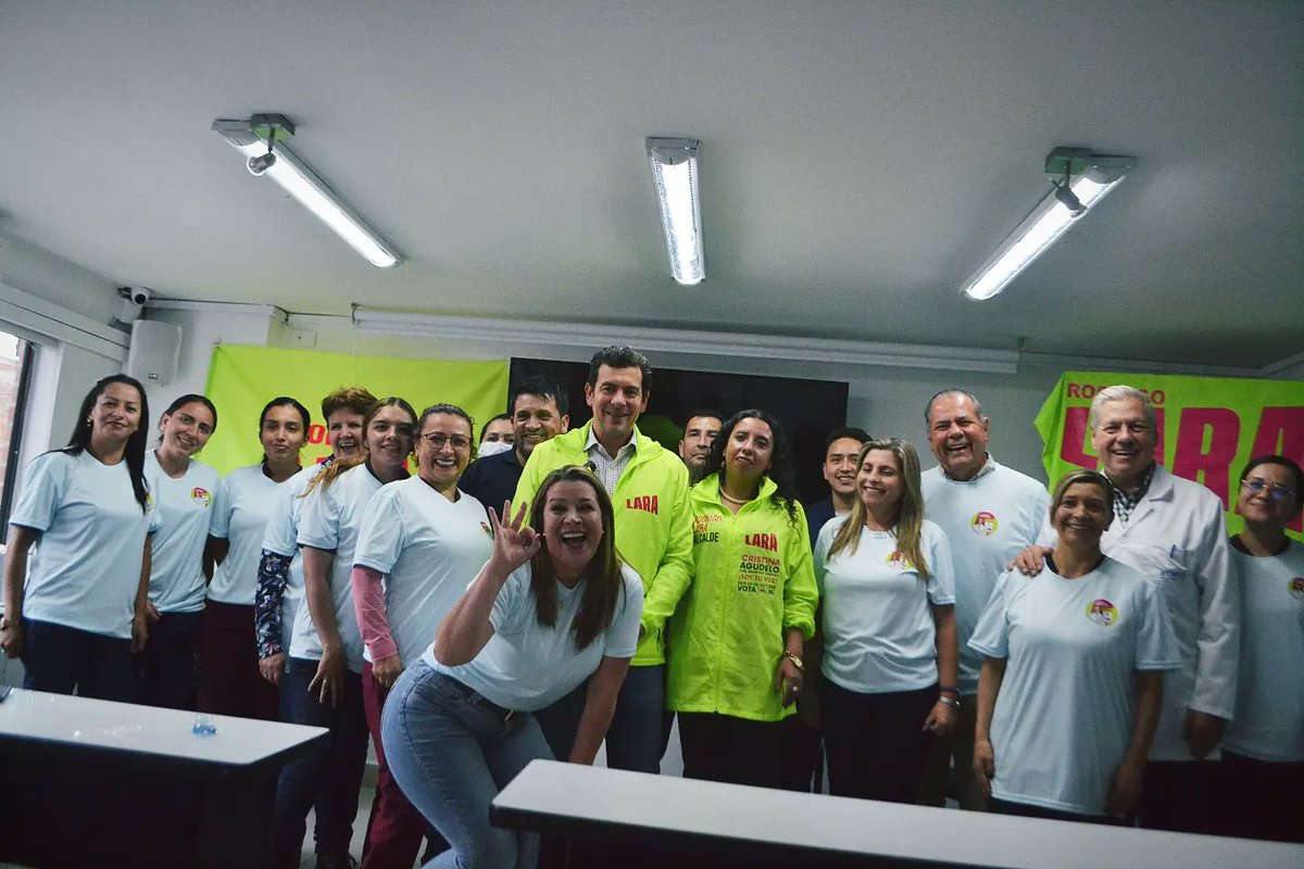 SoyClauRodri3's tweet photo. ¡Hoy junto a nuestro futuro alcalde @Rodrigo_Lara_ visitamos IMETI, una empresa líder en implantes dentales a nivel nacional! Un gran ejemplo de cómo la tecnología y el emprendimiento pueden mejorar la calidad de vida en Bogotá. #Lara3 #BogotáSíSePuede https://t.co/tRjMQlWiid