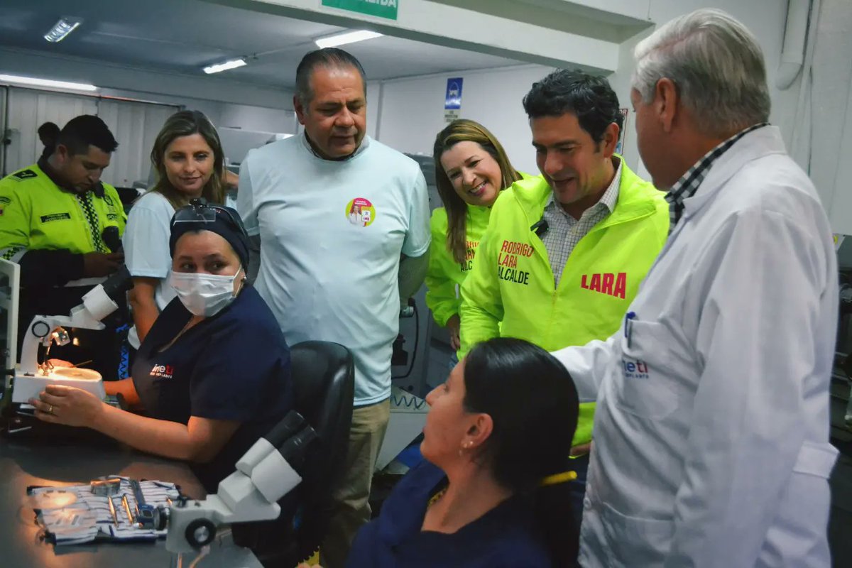 SoyClauRodri3's tweet photo. ¡Hoy junto a nuestro futuro alcalde @Rodrigo_Lara_ visitamos IMETI, una empresa líder en implantes dentales a nivel nacional! Un gran ejemplo de cómo la tecnología y el emprendimiento pueden mejorar la calidad de vida en Bogotá. #Lara3 #BogotáSíSePuede https://t.co/tRjMQlWiid