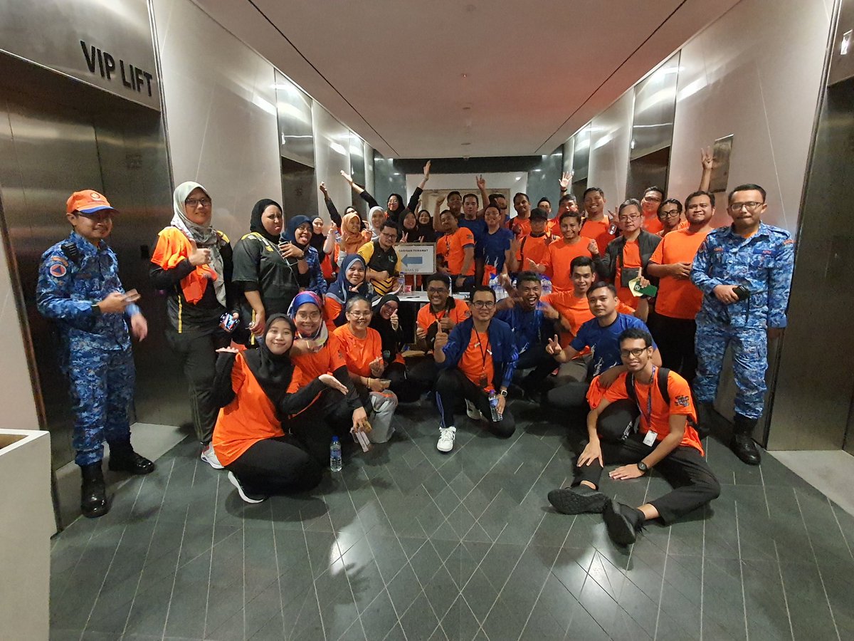 IPJKR_Official's tweet photo. LANGSUNG DARI MENARA KERJA RAYA

Liputan di tingkat 35 Menara Kerja Raya bagi Larian Menara Kerja Raya, bersempena Sambutan Hari Sukan Negara Peringkat Kementerian Kerja Raya Tahun 2023.

#harisukannegara2023
#HSN2023 https://t.co/lMXaEjMBZ1