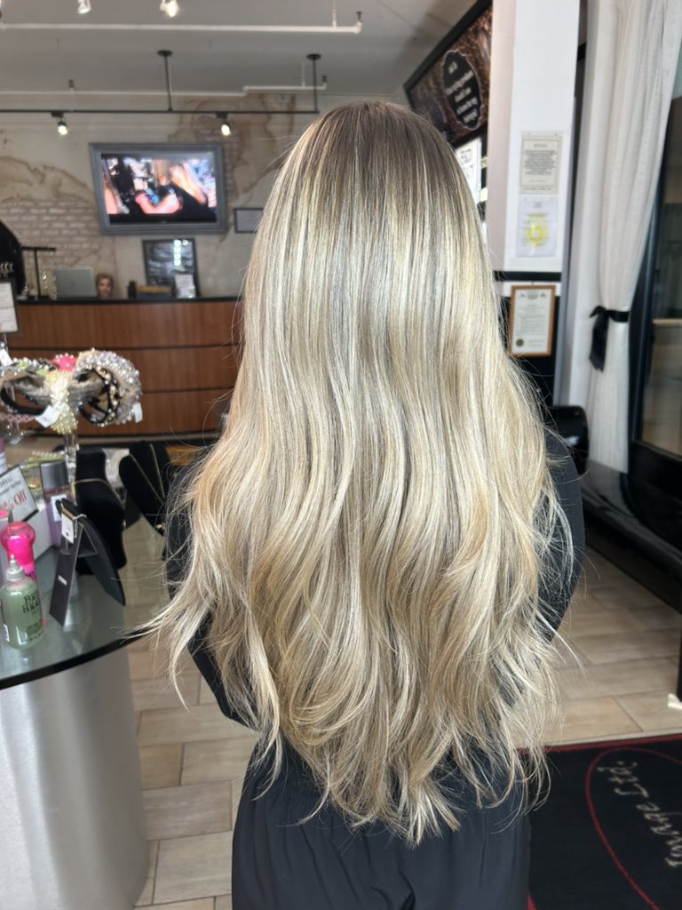 PILtheSalon's tweet photo. Why use @GoldwellUS hair color ?
.
Because as creative color artists breathtaking results matter 🔥.
.
A full head of free hand painted balayage using oxycur lightener.
.
Hair by stylist ✂️ Missy.
.
1055 Hamburg Turnpike 
Wayne NJ
973.633.9740

#WhosStylingYourHair
#HairArtistry https://t.co/vCnXRJ1AI5