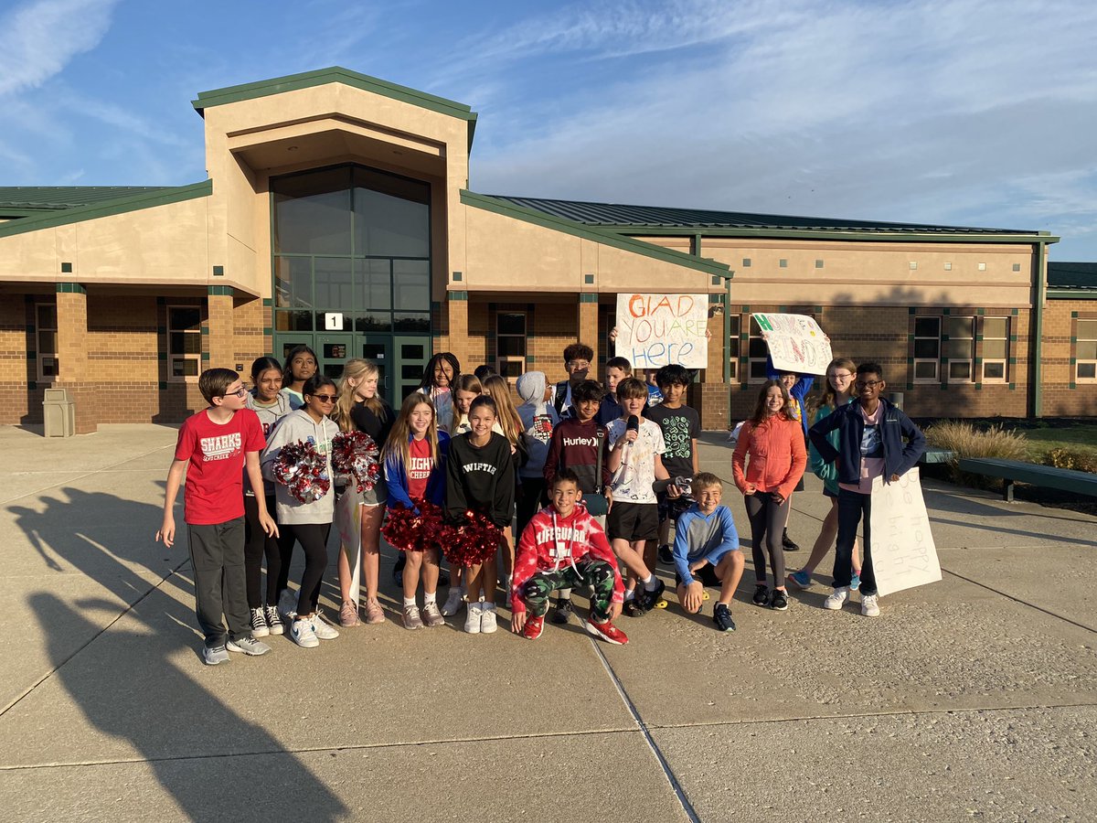 Kindness Friday never disappoints! These kiddos welcome car riders every Friday with high fives and positive vibes! Lucky To be their teacher 💗<a href="/SandCreekInt/">Sand Creek Intermediate</a> <a href="/MichelleBunnell/">Michelle Bunnell</a>