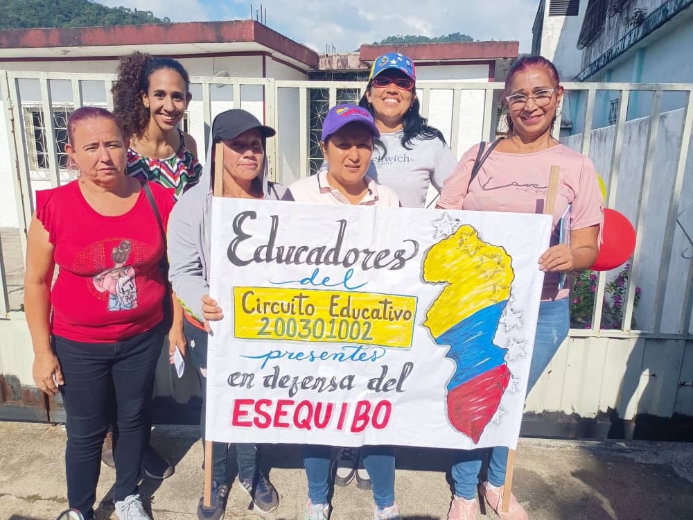 #12Oct #Ayacucho #TÁCHIRA Con alegria y entusiasmo y compromiso recorrimos las calles junto a <a href="/FreddyBernal/">Freddy Bernal</a> <a href="/Berzabethg1/">Berzabethgandicaoficial</a> y el equipo del <a href="/cdceayacucho/">CDCE Municipio Ayacucho</a> juntos a los trabajadores del Sector Educativo en apoyo a nuestro presidente <a href="/NicolasMaduro/">Nicolás Maduro</a> #EsequiboEsDeVenezuela