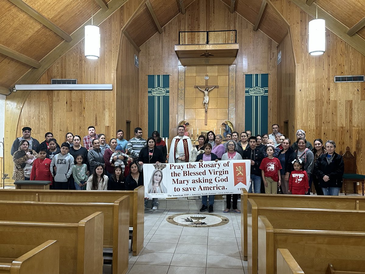 Cuando rezas El Rosario Maria se hace presente por que le está ofreciendo una coronilla de 50 rosas.