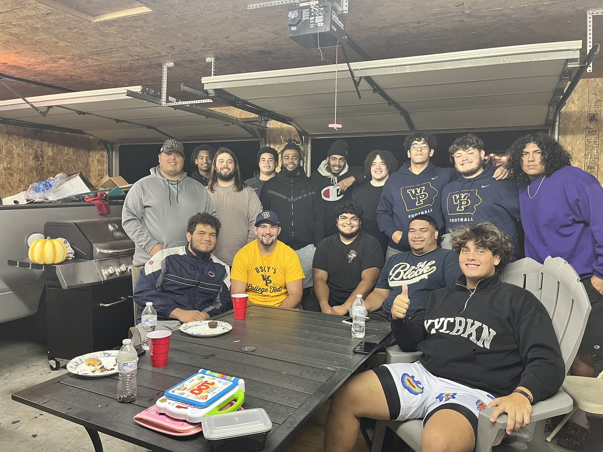 Family dinner with the 🐗’s❕

#WIN