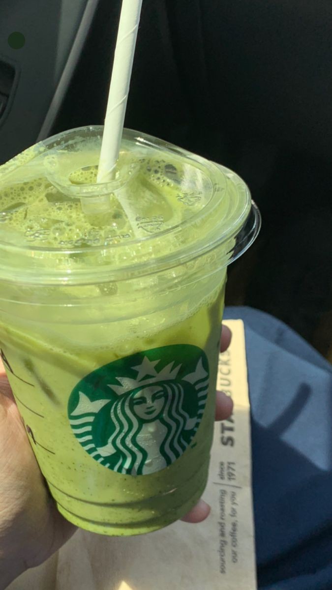 Zetmana's tweet photo. Tại sao mình lại ưu tiên mattcha hơn là caffeine:

Matcha là một loại trà xanh đặc biệt được làm từ lá trà xanh tươi được xay thành bột mịn. Nó có nguồn gốc từ Nhật Bản và đã trở thành một phần quan trọng của nền văn hóa trà Nhật Bản. Matcha không chỉ có hương vị độc đáo mà còn được coi là có nhiều lợi ích cho sức khỏe. Dưới đây là một số lợi ích sức khỏe tiềm năng của matcha:

1. Chất chống oxy hóa cao: Matcha có chứa các hợp chất chống oxy hóa mạnh như catechin (đặc biệt là epigallocatechin gallate - EGCG). Các chất chống oxy hóa này giúp bảo vệ tế bào khỏi tổn thương gây ra bởi các gốc tự do và có thể giúp ngăn ngừa một số bệnh mãn tính như bệnh tim, ung thư và bệnh Parkinson.

2. Cung cấp năng lượng và tăng cường tập trung: Matcha chứa một lượng nhất định caffein, cung cấp năng lượng và giúp tăng cường tập trung. Tuy nhiên, lượng caffein trong matcha thấp hơn so với cà phê, giúp tránh tình trạng lo lắng hay mất ngủ do tiêu thụ quá nhiều caffein.

3. Tăng cường hệ thống miễn dịch: Matcha có thể hỗ trợ hệ thống miễn dịch của bạn nhờ chứa các chất chống vi khuẩn và chất kháng vi khuẩn tự nhiên. Nó cũng có thể giúp giảm viêm nhiễm và tăng cường khả năng kháng vi khuẩn của cơ thể.

4. Tốt cho tim mạch: Một số nghiên cứu cho thấy rằng matcha có thể giúp giảm mức đường huyết, cholesterol và huyết áp. Những lợi ích này có thể giúp cải thiện sức khỏe tim mạch và giảm nguy cơ mắc các bệnh tim mạch.

5. Giúp giảm căng thẳng và tăng cường tâm trạng: Matcha chứa L-theanine, một amino acid có thể giúp thư giãn tinh thần và giảm căng thẳng. Nó cũng có thể tăng cường tâm trạng và giúp bạn tập trung tốt hơn.

Quan trọng hơn mattcha có thể hỗ trợ cai nghiện thuốc lá và quey tei một cách hiệu quả.

Tuy nhiên, cần lưu ý rằng matcha cũng chứa một lượng nhất định caffein, do đó, việc tiêu thụ quá nhiều matcha có thể gây ra một số tác dụng phụ như lo lắng, mất ngủ. Nên tiêu thụ matcha một cách vừa phải và không nên dùng quá liều.

Note: Cái mình nói là bột mattcha nguyên chất chứ ko phải cốc mattcha đá xay của starbucks đâu nhé;)

#healthcare #HealthTips #sleeping #CryptoNews #Trader #btcusd #Ethereum #gym #mattcha #Food
