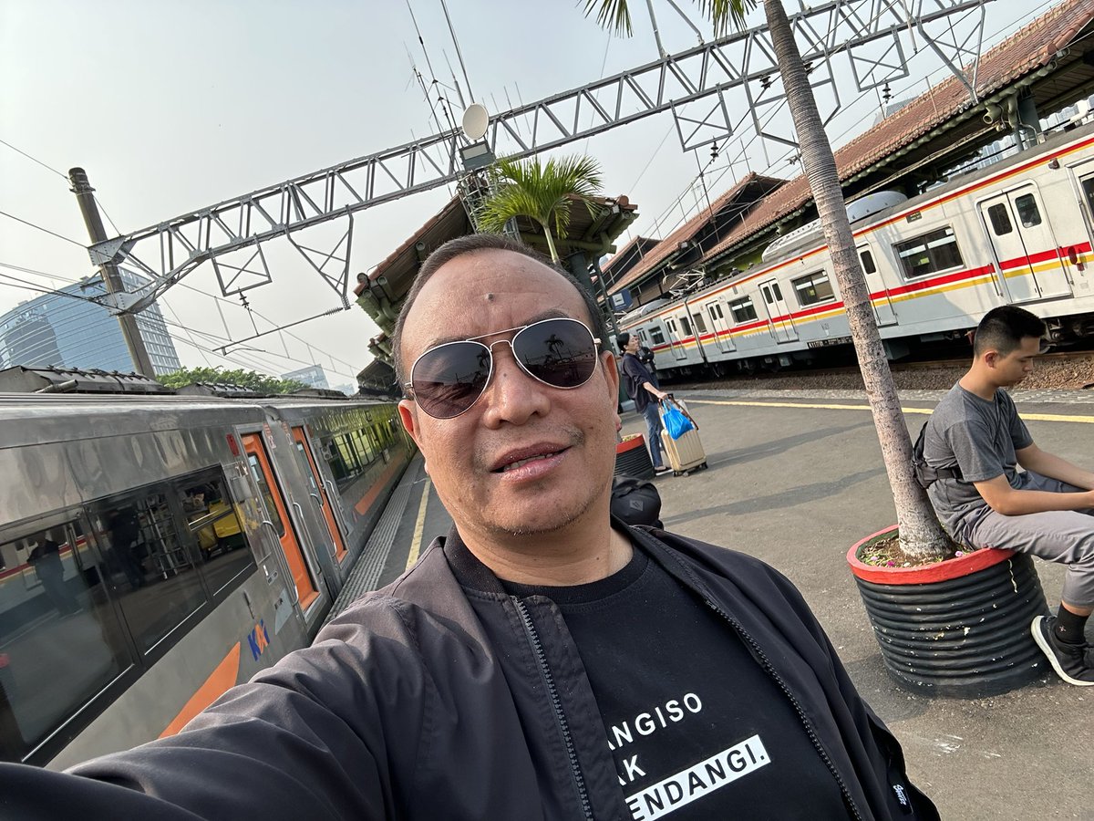 DidikMukrianto's tweet photo. Lur... mau ikut ke #bojonegoro? Pagi ini berangkat dari Gambir ke Bojonegoro numpak #sepur #argobromoanggrek menghadiri #jagongbudaya nanti malam.

Yang di #Jonegoro sampe ketemu nanti malam ya! Matur suwun. @KAI121 https://t.co/4MfNQlWcHS