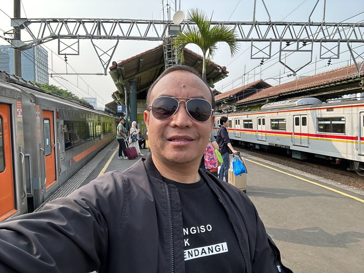 DidikMukrianto's tweet photo. Lur... mau ikut ke #bojonegoro? Pagi ini berangkat dari Gambir ke Bojonegoro numpak #sepur #argobromoanggrek menghadiri #jagongbudaya nanti malam.

Yang di #Jonegoro sampe ketemu nanti malam ya! Matur suwun. @KAI121 https://t.co/4MfNQlWcHS
