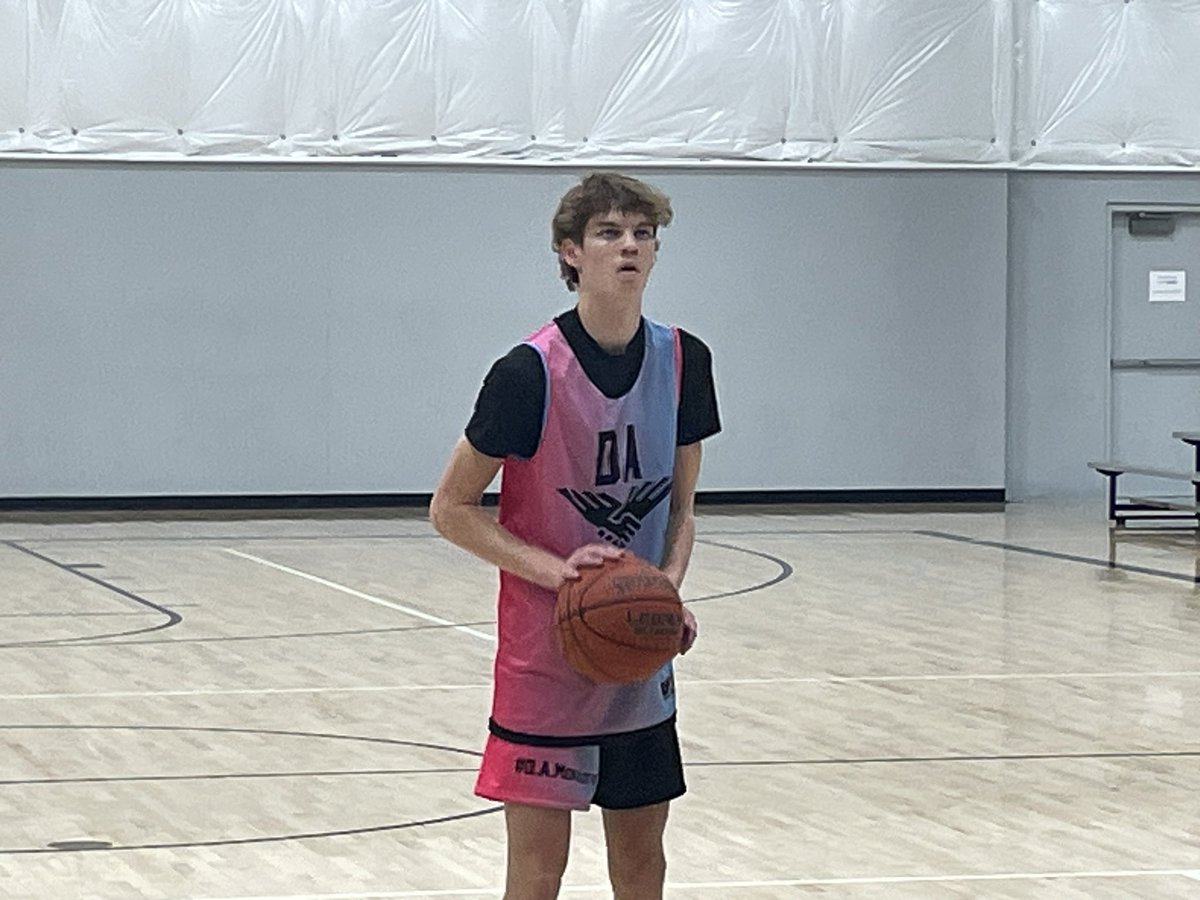 PrepHoopsMO's tweet photo. 2025 Gavin Kimberlin of @dangeralliance is a long athletic wing who goes about 6’3/6’4 with a high basketball IQ. Smooth on the drive and can hit the 3-pointer. Plays for the St Louis Blue Knights Home School https://t.co/03YArzzyXW