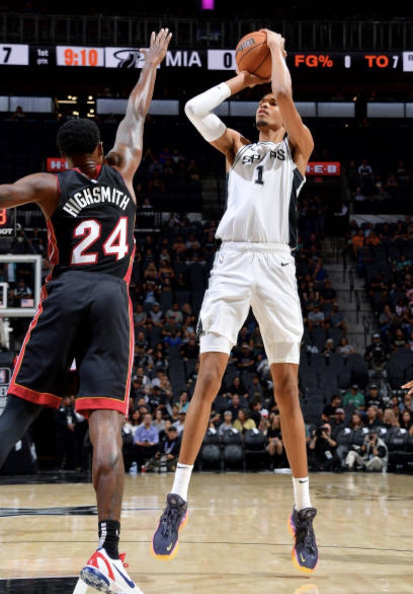 50NuancesDeNBA's tweet photo. VICTOR WEMBANYAMA CE SOIR :

23 POINTS À 67%
4 REBONDS
4 ASSISTS
4 BLOCKS
EN 23 MINUTES 

C’EST MÊME PLUS UN PLAFOND LÀ, C’EST LA COUCHE D’OZONE 👽 https://t.co/AHJXUfc9ma