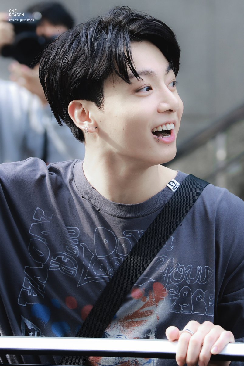 231013 아미들 앞에서 붕방강아지 되는 정구기 너무 귀여워💜
#JUNGKOOK #JK #정국 #BTS #방탄소년단  <a href="/BTS_twt/">방탄소년단</a>