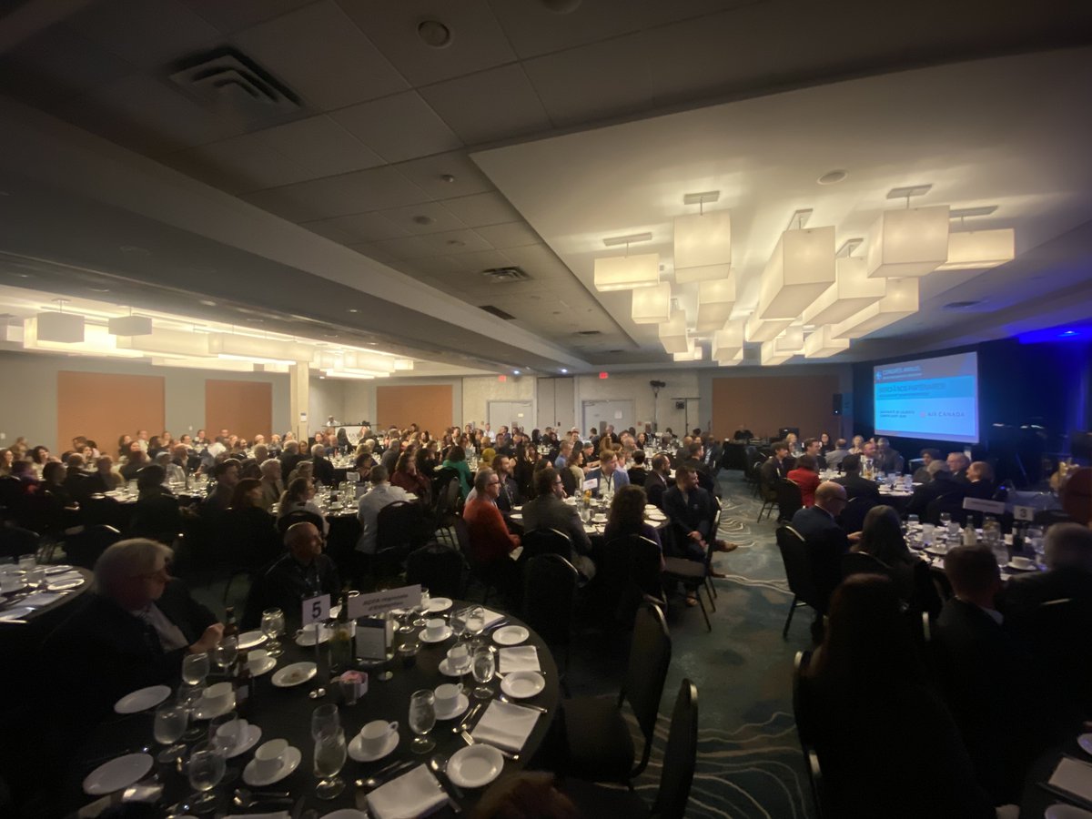 ACFAAB's tweet photo. 🎤 🍽️ Le Banquet de la francophonie est une soirée festive qui permettent aux participants et participantes de continuer à réseauter en profitant d'un succulent repas trois services.
#frab #frcan #CAFA2023 #Banquet #allocutions https://t.co/1D5WJKsY4N