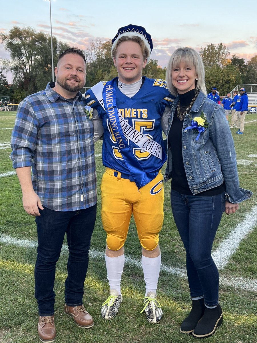 MattStrick11's tweet image. Beyond blessed &amp;amp; proud of @Mason56401569 Homecoming King 💫🌟⭐️💙🤍💛🏈