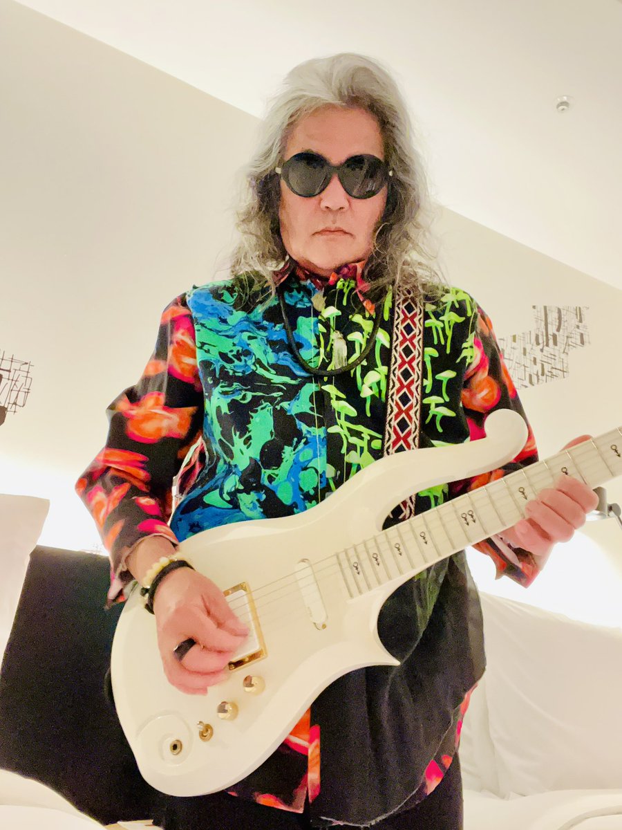 PRIMOHU's tweet image. 本日のライブ使用ギター🎸
楽屋PIC💜☮️💜☮️💜 #prince #cloudguitar @msgm @msgm_tokyo @massimogiorgetti #msgm