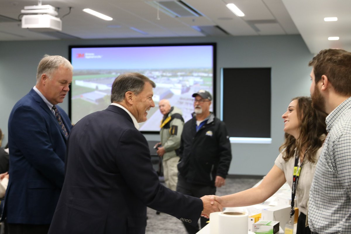 SenatorRounds's tweet photo. Good to be at 3M in Brookings today to commemorate the start of their new expansion. 

3M builds life-saving equipment, provides hundreds of jobs and gives back to their community and their state. Glad to see them continuing to grow in South Dakota. https://t.co/vg0DXo2efH