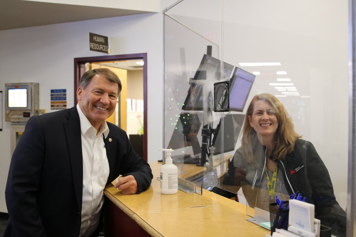SenatorRounds's tweet photo. Good to be at 3M in Brookings today to commemorate the start of their new expansion. 

3M builds life-saving equipment, provides hundreds of jobs and gives back to their community and their state. Glad to see them continuing to grow in South Dakota. https://t.co/vg0DXo2efH