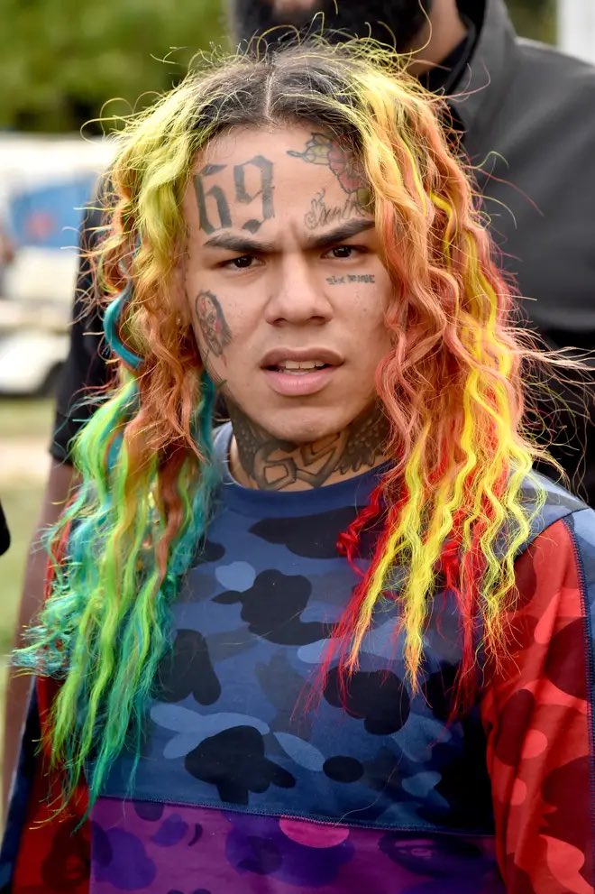 **ACTUALIZACIÓN**
Tratando de salir del país en un avión privado, haciendo los protocolos de rigor el famoso artista Tekashi 69 resultó tener ALERTA MIGRATORIA. Su viaje fue abortado.
El popular artista se encuentra PRÓFUGO, paradero desconocido ya que  existe orden de arresto
