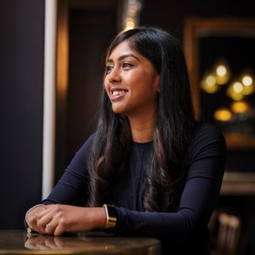 women_food_wifi's tweet image. Congratulations to Healthy Eating Champion, 
Luxey Dayanandan (📸by @JodiHinds), head of wellness and nutrition at caterer @Rest_Associates who has overseen the appointment of over 150 mental health first-aiders across the UK #FSCateys2023 @Caterertweets thecaterer.com/news/foodservi…