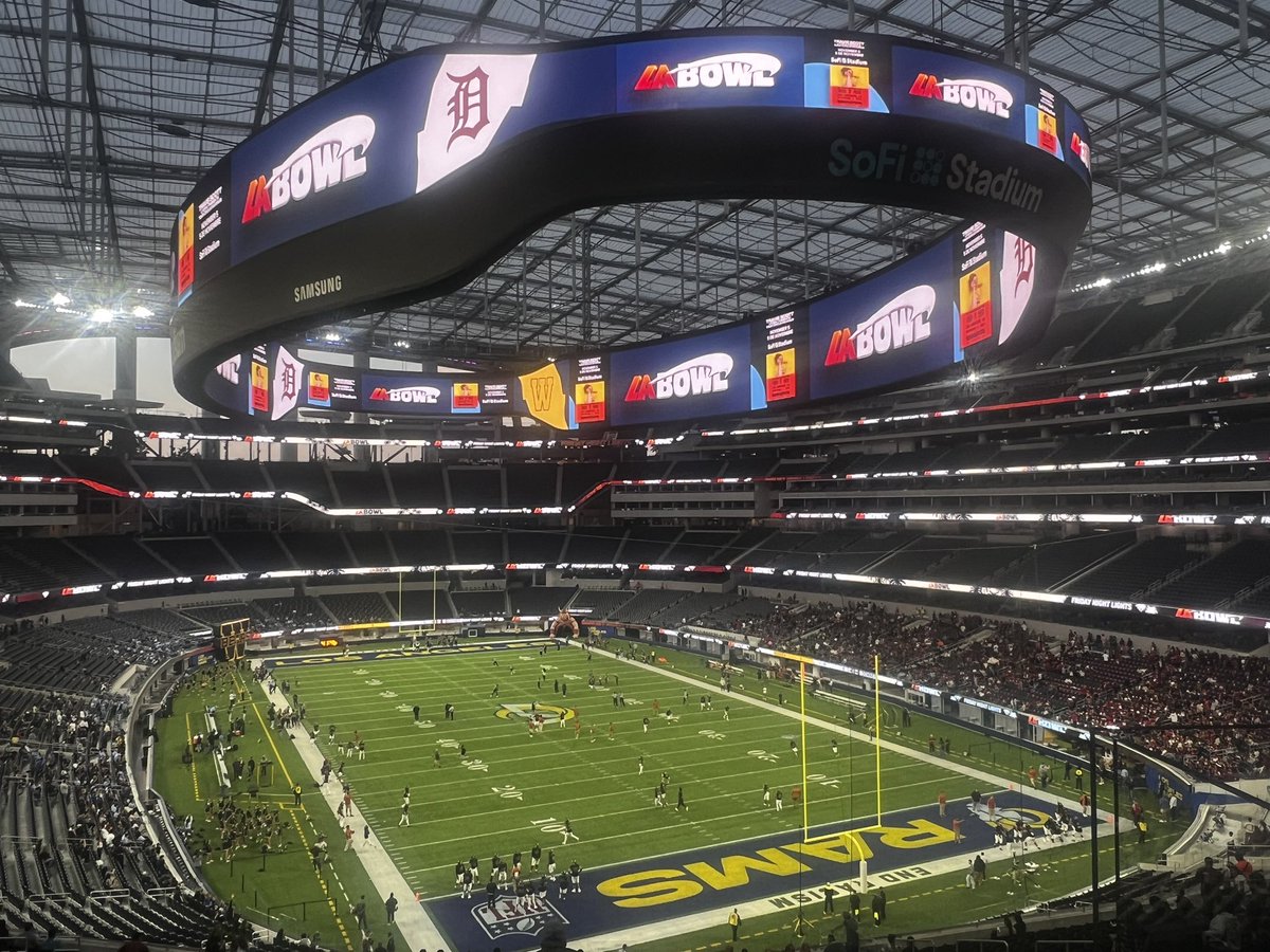 LABornRaised13's tweet photo. Ready for the 1st High School football game to be played at SoFi Stadium! History being made. Warren High School vs Downey High School! @SoFiStadium @LABowlGame #FridayNightLights #Highschoolfootball #football #warrenhighschool #warren #downeyhighschool #downey #sofistadium #sofi https://t.co/1MfGGjfAoD