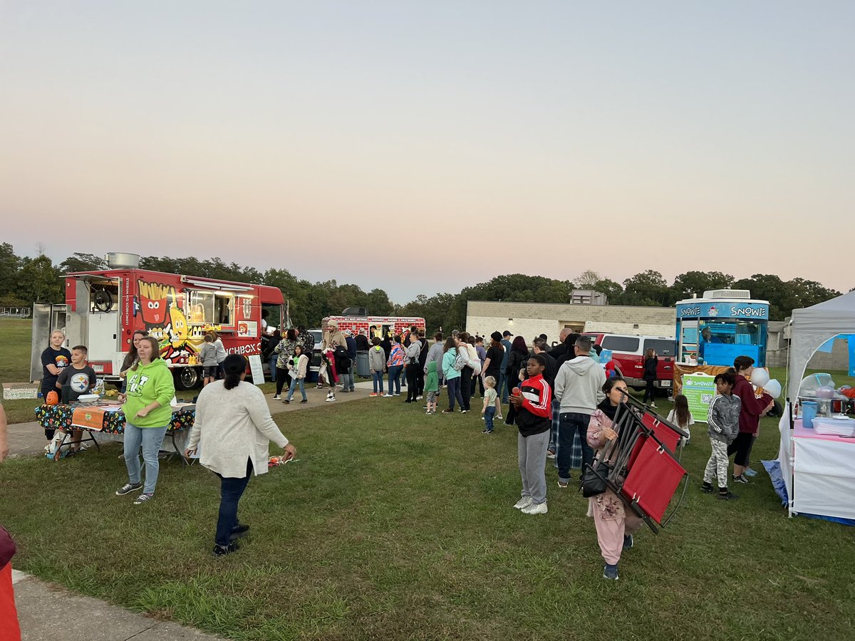 GESGatorPTO's tweet photo. What an amazing turnout for Family Outdoor Movie Night! We had a blast and hope you did, too! 💚🎥🍿🐊🧡
@GESGATOR https://t.co/Tto7jcc5Fz