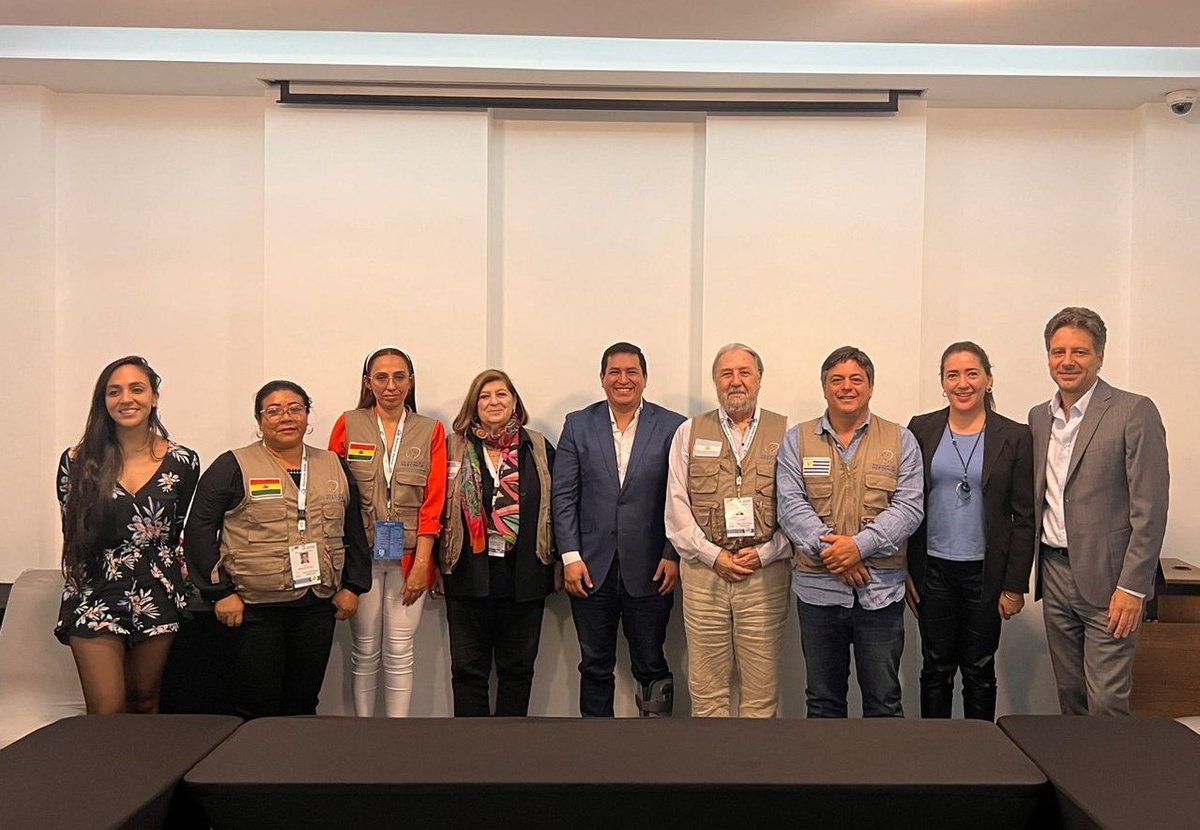 PARLASUR's tweet photo. @cnegobec @maluisastorani @danielpenia505 @AleizaMontero @lahoraecuador @el_telegrafo @CancilleriaEc @prensateleSUR @elpais_america @FUNDAMEDIOS @ECUADORCHEQUEA @Adnecuadorok @DanielNoboaOk @DianaAtamaint @CNEVice @jr_cabreraz @andreattaa @MEGA_MujeresEC #SegundaVueltaEc 🇪🇨 Los Observadores Electorales del #PARLASUR mantienen reunión con el candidato a la vicepresidencia Andrés Arauz  @ecuarauz,quien acompaña el binomio de @LuisaGonzalezEc del partido Revolución Ciudadana @RC5Oficial
#EleccionesAnticipadas2023Ec #EcuadorALasUrnas https://t.co/mEFQVsdn4Y