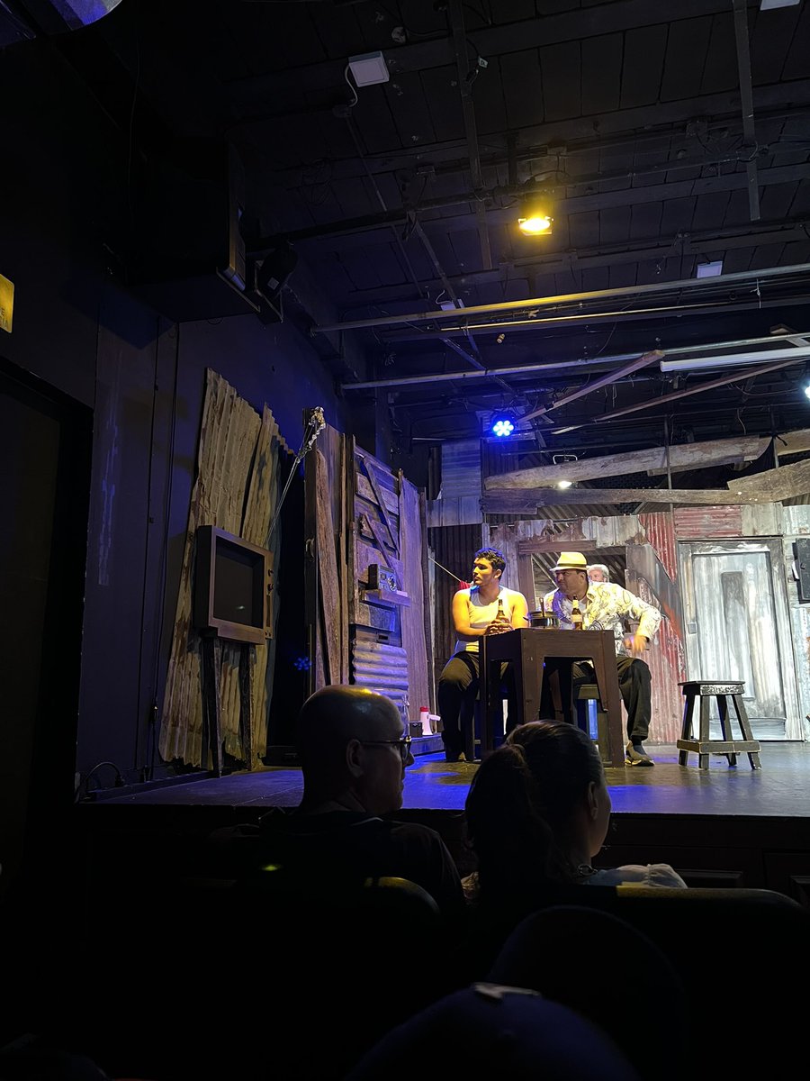 Loma ardiente y vestida de sol, es la puesta teatral que <a href="/espejorotoel/">elespejoroto</a> nos ofrece en <a href="/LaEstacionPTY/">Teatro La Estación</a> hasta el 28 de octubre, en celebración del cincuentenario del premio Miró que ganó la novela homónima de Pernett y Morales.

No deben perdérsela.