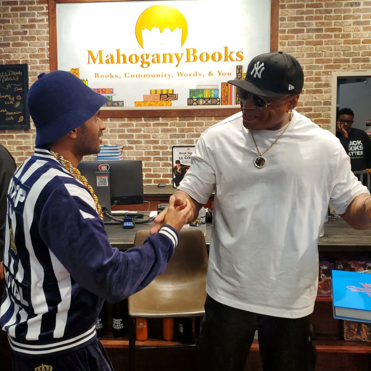 jeevzb90's tweet photo. Great seeing the homie LL today @llcoolj #jeevzb #llcoolj #ladieslovecooljames #unclel #llcooljpresentsthestreetswin #mahoganybooks #nationalharbor #oxonhillmd https://t.co/MplJse0mM0