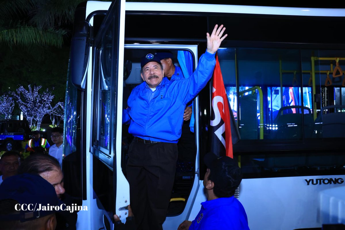 Comandante Daniel Ortega 🔴⚫ hace entrega de buses Chinos, buses dignos para el pueblo de #Nicaragua 

#CBCpatria21 
#FSLNDignidadNacional