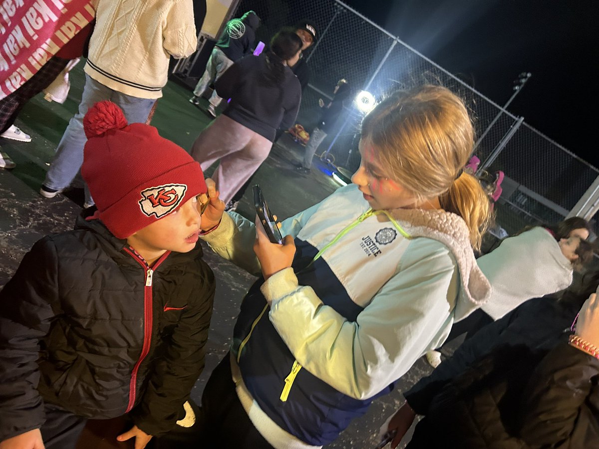 saffield's tweet photo. #AtchisonKAYClub offered face painting during tonight’s football game. 🏈🎨Thank you to all of our supporters and volunteers! 🤩#amsaffield #ServiceOverSelf #WeAre409 @Kansas_KAY @AtchisonPublic https://t.co/ycWYepSD5m
