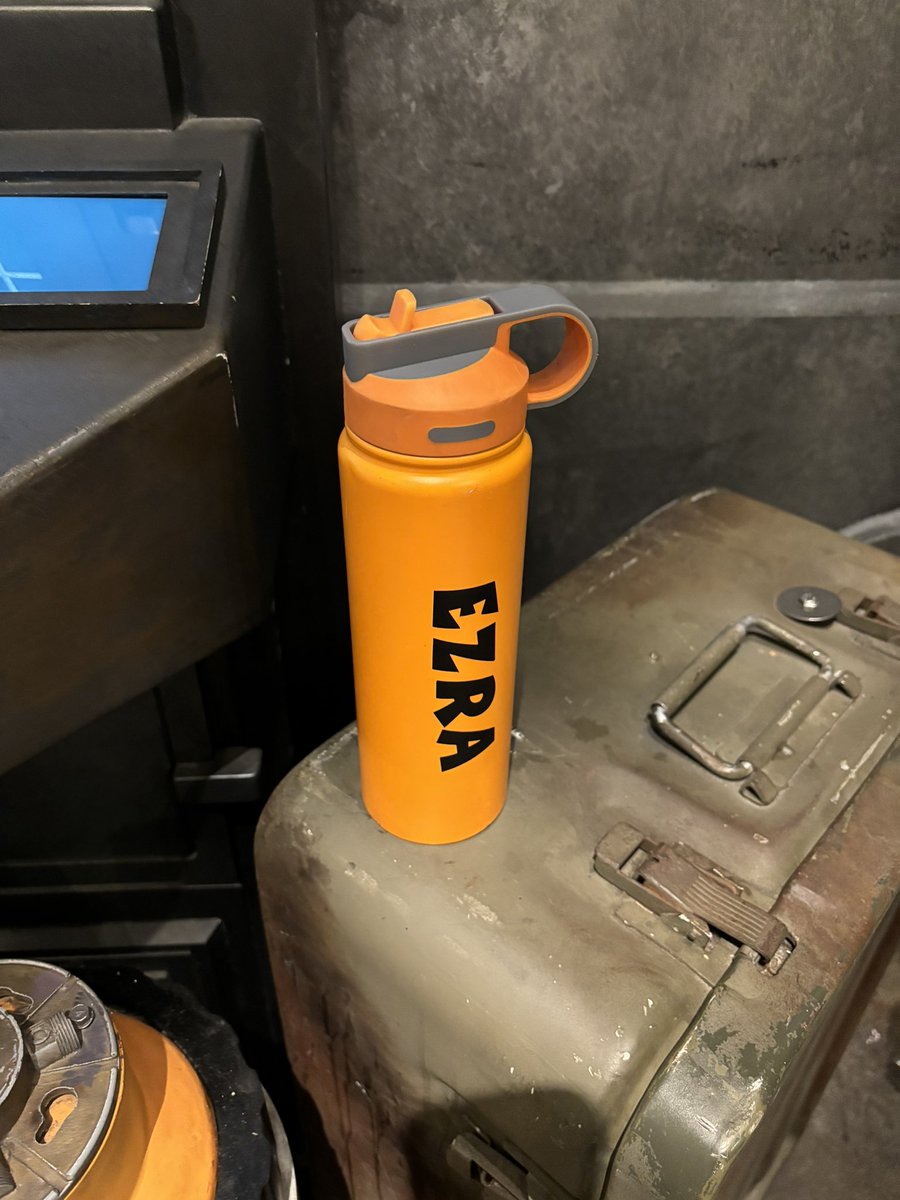 jughead122's tweet photo. Ezra, your water bottle is at The Star Wars trading post!  #downtowndisney #Disneyland All my 30 followers repost! https://t.co/fZNV6D74Nr