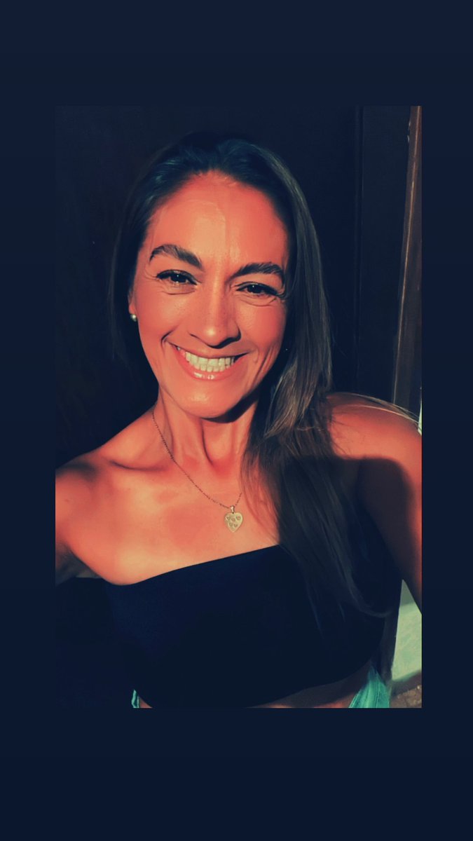 La vida ha logrado arrancarme lágrimas...más no a logrado borrame la sonrisa ..
La vida me ha roto el corazón...más no ha logrado partirme el alma..
Podrá la vida con los pasos de los años...poner arrugas en mi cara...pero no conseguirá envejecer mi corazón..."