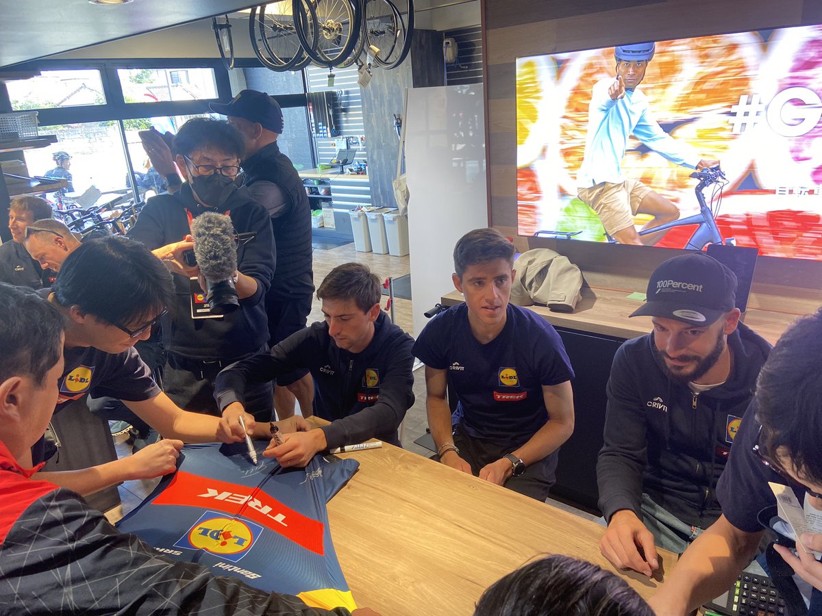 ogsw0627's tweet photo. トレック宇都宮行ったらサイン会やってた！ https://t.co/4qehhS5Ujo