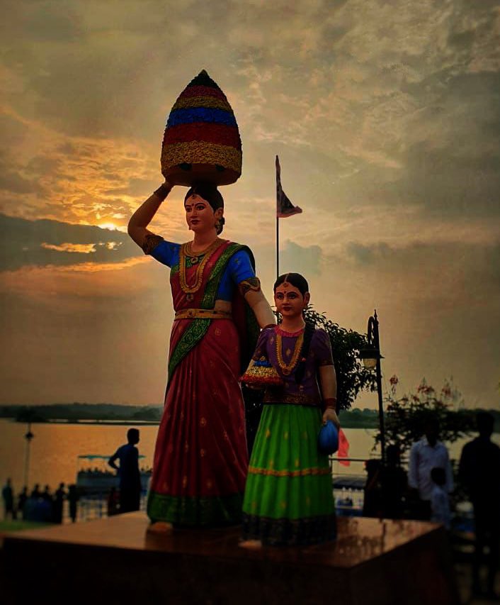 BRSHarish's tweet photo. తెలంగాణ సంస్కృతి, సాంప్రదాయలకు ఆడపడుచుల ఔన్నత్యానికి ప్రతీక అయిన బతుకమ్మ పండుగను ప్రజలందరు సంతోషంగా జరుపుకోవాలని ఆకాంక్షిస్తున్నా. పూలను పూజించి, ప్రకృతిని ప్రేమించే గొప్ప పండుగ బతుకమ్మ.

ఎంగిలిపూల బతుకమ్మతో మొదలై తొమ్మిది రోజుల పాటు తీరొక్క పూలతో జరుపుకునే ఈ గొప్ప పండుగ సందర్భంగా ఆడబిడ్డలందరికి బతుకమ్మ పండగ శుభాకాంక్షలు.
#Bathukamma